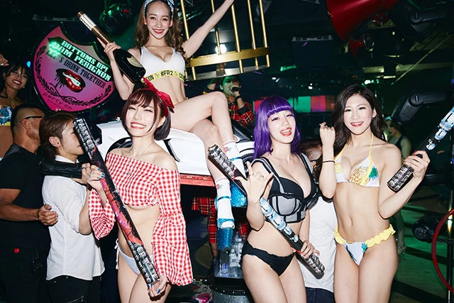 美女ダンサーとシャンパン片手にショータイム! 六本木で話題のボックスディスコ「party on」って何?