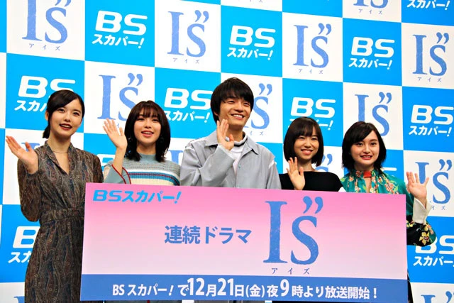 ヒロインたちに挟まれる一貴役の岡山