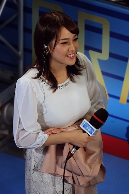 カメラマンに狙われる！？ テレ東・鷲見玲奈アナの注目ファッションとは…