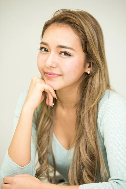 ローラ似の美貌も大反響な「街で噂の看板美人」が芸能活動スタート！ 各方面から注目されるＥＲＩＫＡの素顔