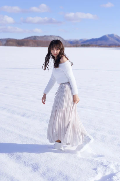 窪之内英策が人気の小宮有紗をモチーフに描き下ろした線画を初公開、週刊プレイボーイ「熱狂５０＋１」展にて原画を展示！