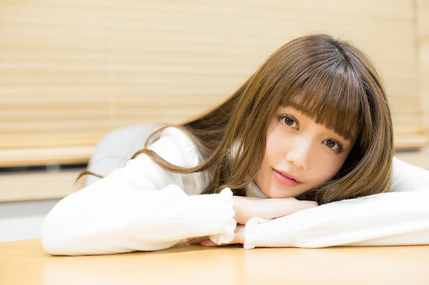 新世代“モグラ女子”の筆頭、松川菜々花がグラビアで意識する「男のコが喜んでくれること」－－めっちゃエゴサもしちゃう？