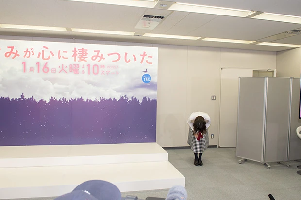 報道陣に深々と会釈する吉岡。作品に対する真摯な態度が伝わってくる