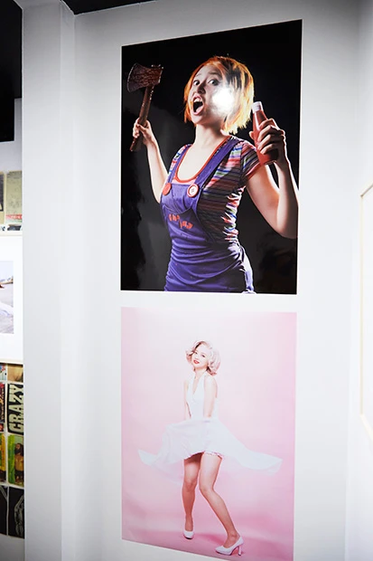  チャッキー、マリリン・モンローに扮した写真も。こちらは２月４、５日「小宮有紗バースデーパーティー」販売のカレンダーより