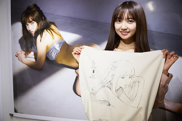  コラボグッズはTシャツのほか、トートバッグも！