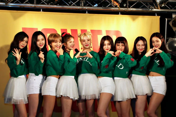 ブルゾンちえみ似も話題！？ 日本でも大旋風のＭＯＭＯＬＡＮＤがヘソ出し美脚を披露！