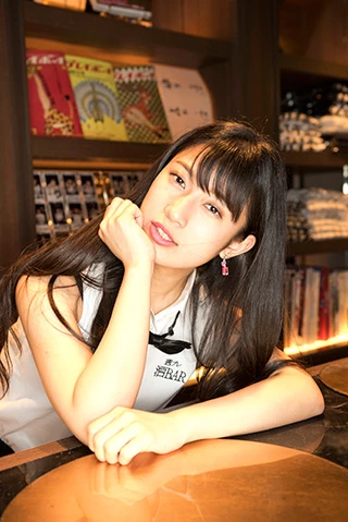 週プレ初登場＆お尻解禁の佐倉仁菜が酒場で大暴れ！？「日によっては極悪非道な女で…むしろ私を地獄に落としてほしい」