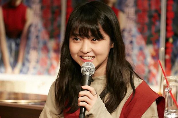 乃木坂４６を卒業した伊藤万理華が初写真集『エトランゼ』の裏話を本音トーク！「ほんとは“おばちゃんパンツ”を表紙にしてほしかった…」