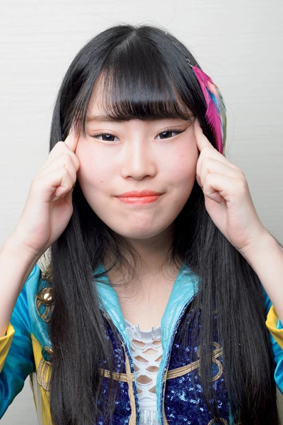  「２年前に３０万円で二重まぶたにしたんです。でも、これ左右で二重まぶたの幅が微妙に違ってるんですよ（笑）。これもアップデートしたいですね」