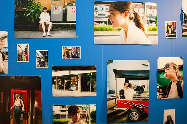 大小様々なサイズで展示される写真。大きさによって写真集とはまた違った印象に