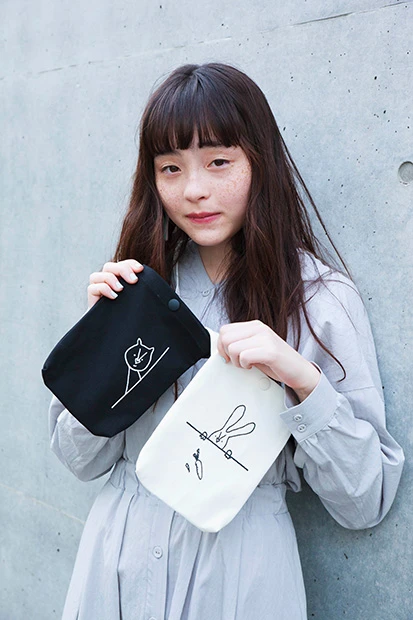  写真展では、モトーラちゃんの直筆イラストをプリントしたポシェットも販売！