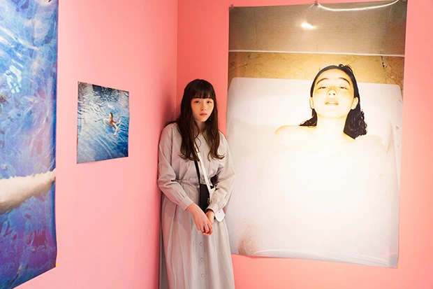  色とりどりの壁に展示される写真たち