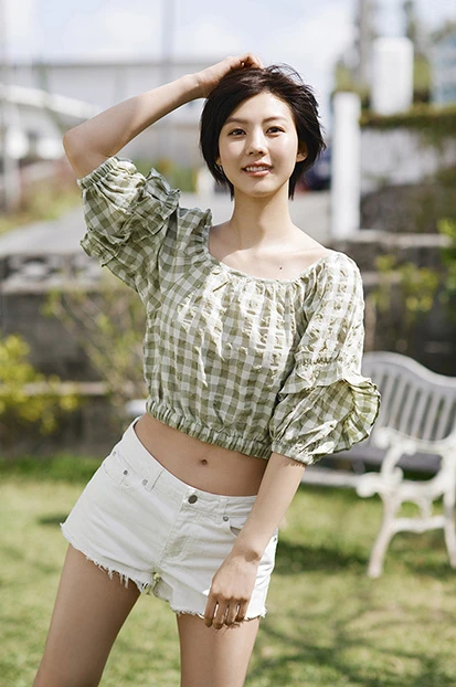 「イマドキガール」で話題の松田紗和が初体験グラビア「私の水着なんて見たい人、おるんかな（笑）」