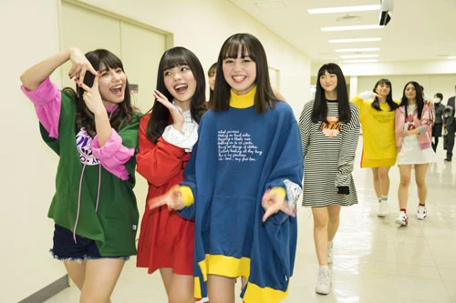  ステージに向かうときもふざけ合い、楽しそうなメンバーたち