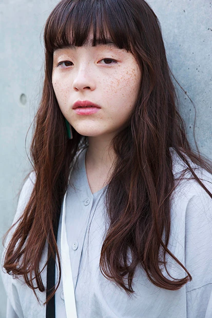  「月刊モトーラ世理奈」で被写体を務めるモデル、モトーラ世理奈