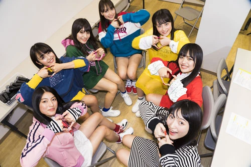  ダンスの振り付けにある、指で作ったハートマークを披露