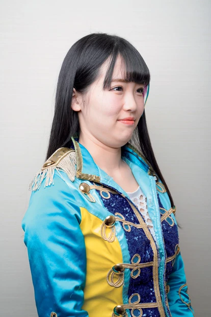  横顔はかなりボリューミー。「ダイエットをすれば小顔になると思うんですけど、めんどくさいので整形します（笑）」