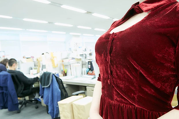 会社をリストラされ、ＳＮＳに“おっぱい写真”を投稿し続ける、謎の女性の素顔は…一体、なぜ？