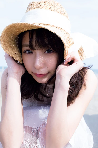 ＴＢＳ・宇垣美里アナがプライベート感満載のグラビアを披露！ 童心の表情に返り、ビーチサイドを裸足で…