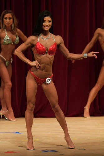  フィットネスビキニ関東オープンに出場した際は腹筋が割れ、あばらもくっきり