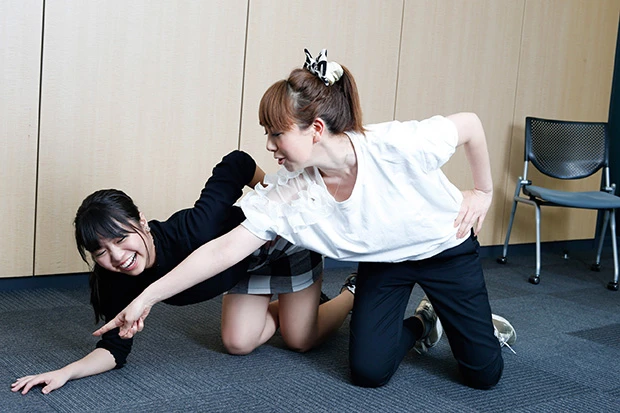 “女豹ポーズ”を実践する優乃ちゃんに対し、指先の使い方までビシビシとレクチャーするがおりさん。「いかに細く見せるか」「いかに粗を隠すか」がポイントになるとか