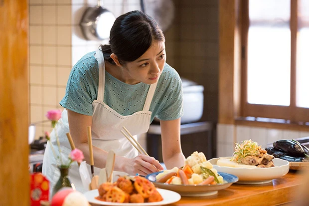 演技中も「美味しいものを食べてもらいたい」の思いから、料理においても真剣そのものの片山さん。