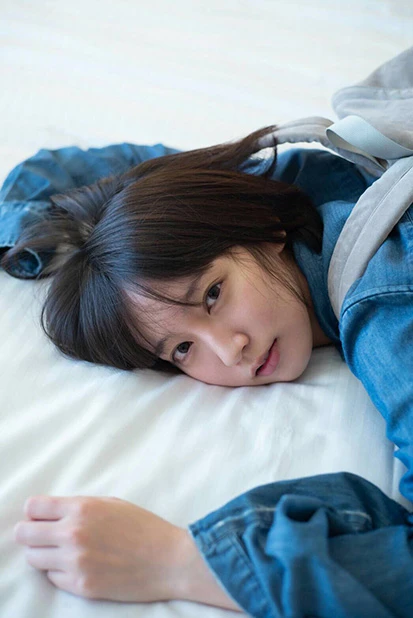 吉岡里帆が1台のバスに乗って走破した前代未聞の「ロードトリップ」ーーこれは反則!と悶絶するファンが続出!?