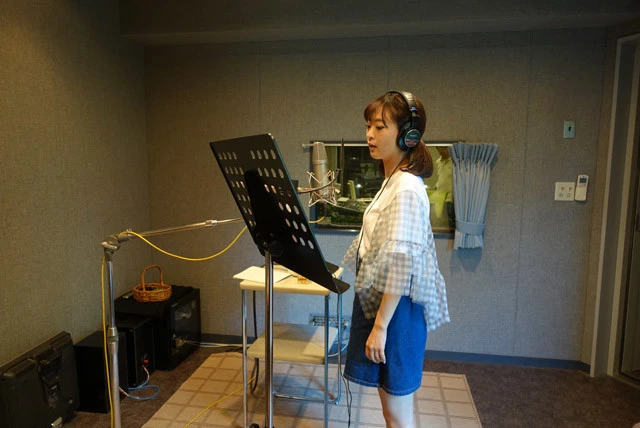 収録風景。劇場とは違った真剣な表情で話す仕草は貴重