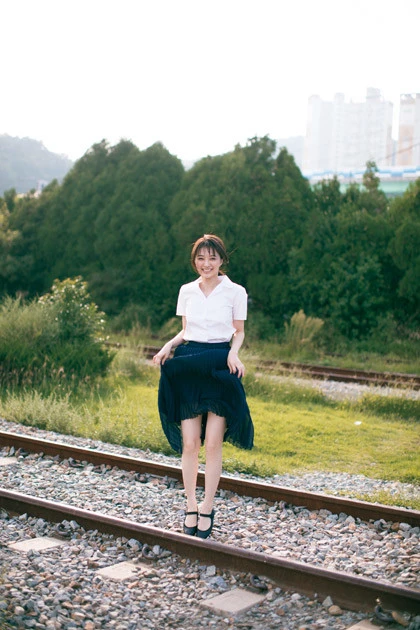 デビュー１０周年の女優・逢沢りながカメラマン・川島小鳥とのタッグで、１年半ぶりに撮り下ろしグラビア！