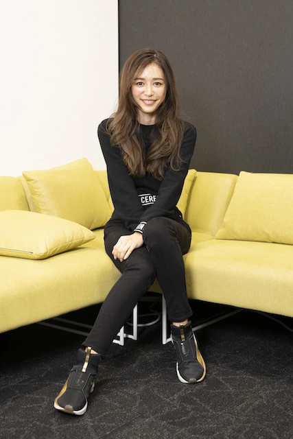 初グラビアが大反響の"神ボディ"を持つ歌姫、加治ひとみ。お蔵入りしたキャッチフレーズは"女豹系ヴァージン" ?