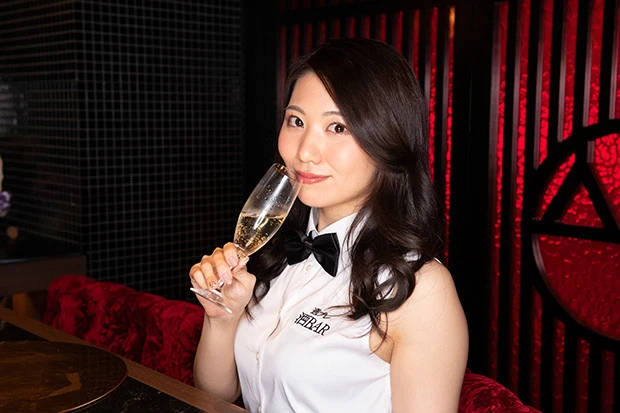 “元地方局アナウンサー”のセクシー女優・山岸逢花ママが登場！