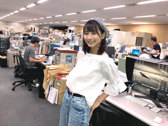 グラビア撮影後日、週プレ編集部を訪問。海千山千のグラビア編集者たちが二度見するほどの美貌と愛くるしさ、そして初々しさが彼女の魅力です