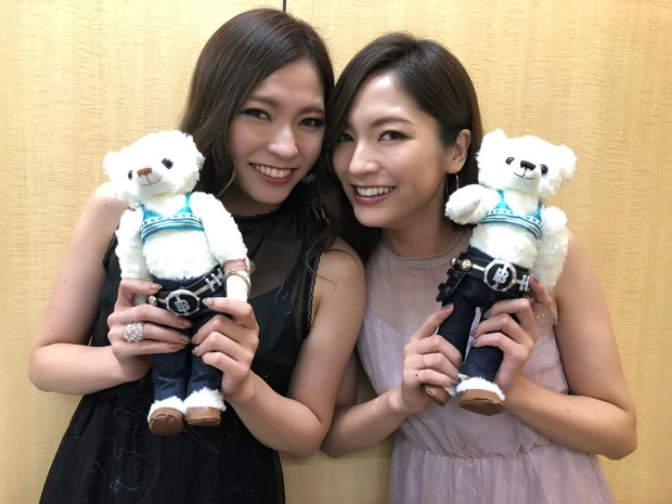 ３０年間ずっと一緒でも性格は対照的！？　双子ファッションモデルの"ひうら姉妹"の驚愕テレパシー「突然泣きだした私に先生が......」