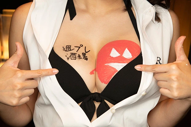 完成した今回のパイアート。まーるい胸を活かした「週プレ酒場」イメージキャラクターのビキニちゃん!