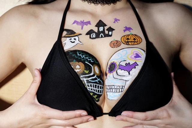 おっぱいと芸術が融合！？ グラドル・椎名香奈江の"パイアートカレンダー"！【２０１８年１０月Ｖｅｒ．】