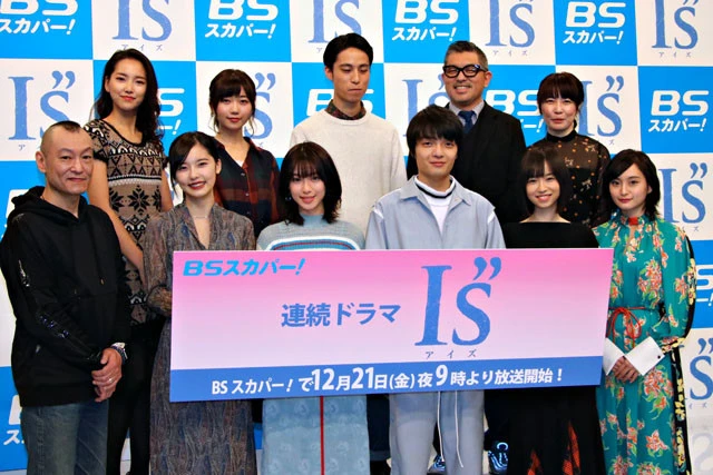 （前列左から）桂正和、加藤小夏、白石聖、岡山天音、柴田杏花、萩原みのり。（後列左から）春花、須藤叶希、伊島空、豊島圭介監督、安里麻里監督