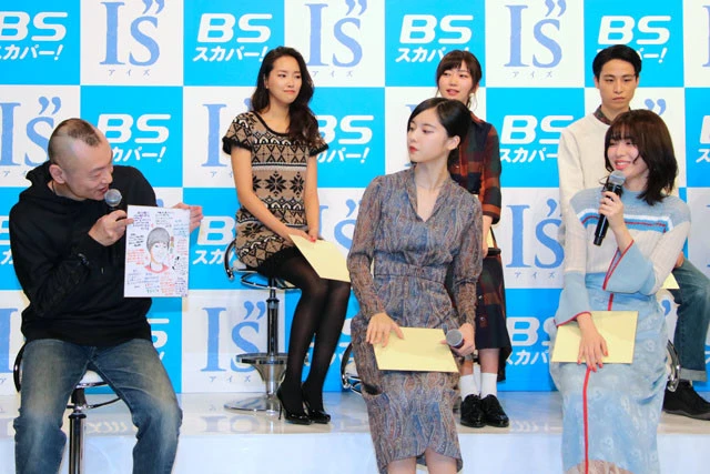 白石が描いた似顔絵に喜ぶ桂