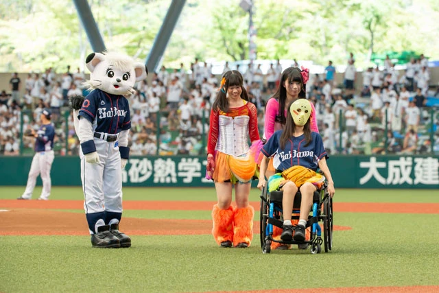 メンバーの海月咲希(みつき・さき)と森下舞桜(まお)のサポートでグラウンドへ向かう猪狩