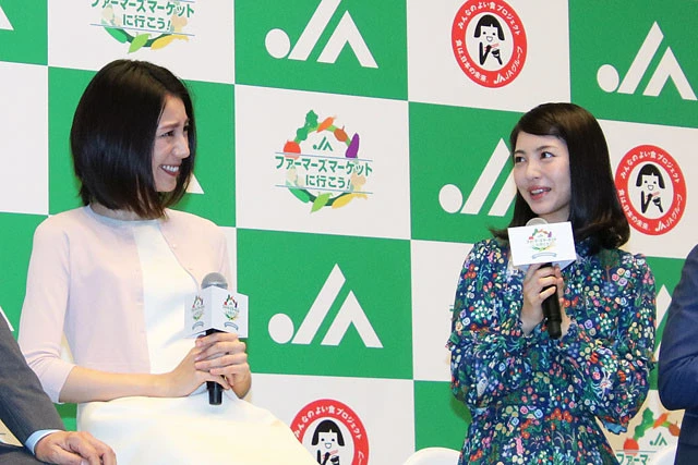 プライベートでも直売所に行く松下からのアドバイスを聞く浜辺