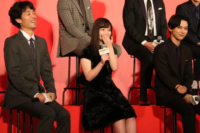 突然、長澤に褒められ照れ笑いする橋本