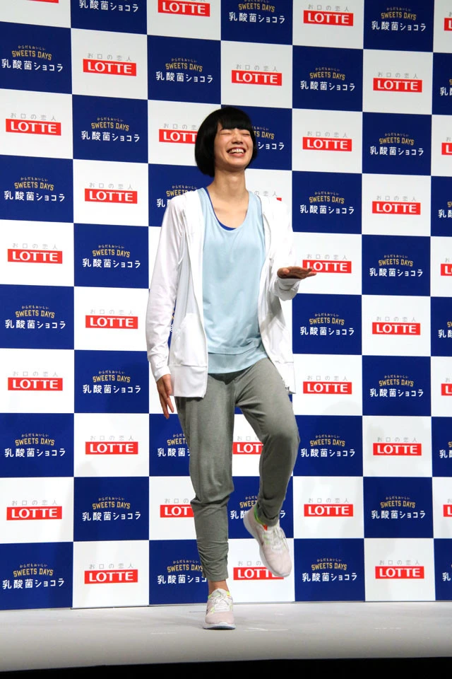 恥ずかしそうにトレーニングをする小松