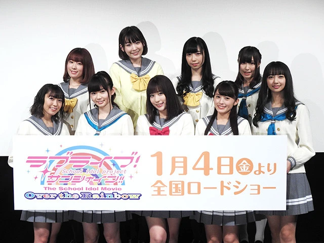 （前列左から）斉藤朱夏、諏訪ななか、伊波杏樹、逢田梨香子、小宮有紗、（後列左から）降幡愛、高槻かなこ、小林愛香、鈴木愛奈