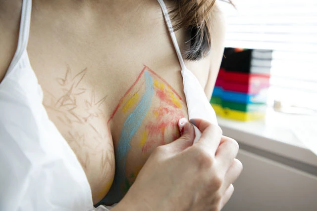 ポスカを使いこなし、水彩画テイストに仕上げていく椎名