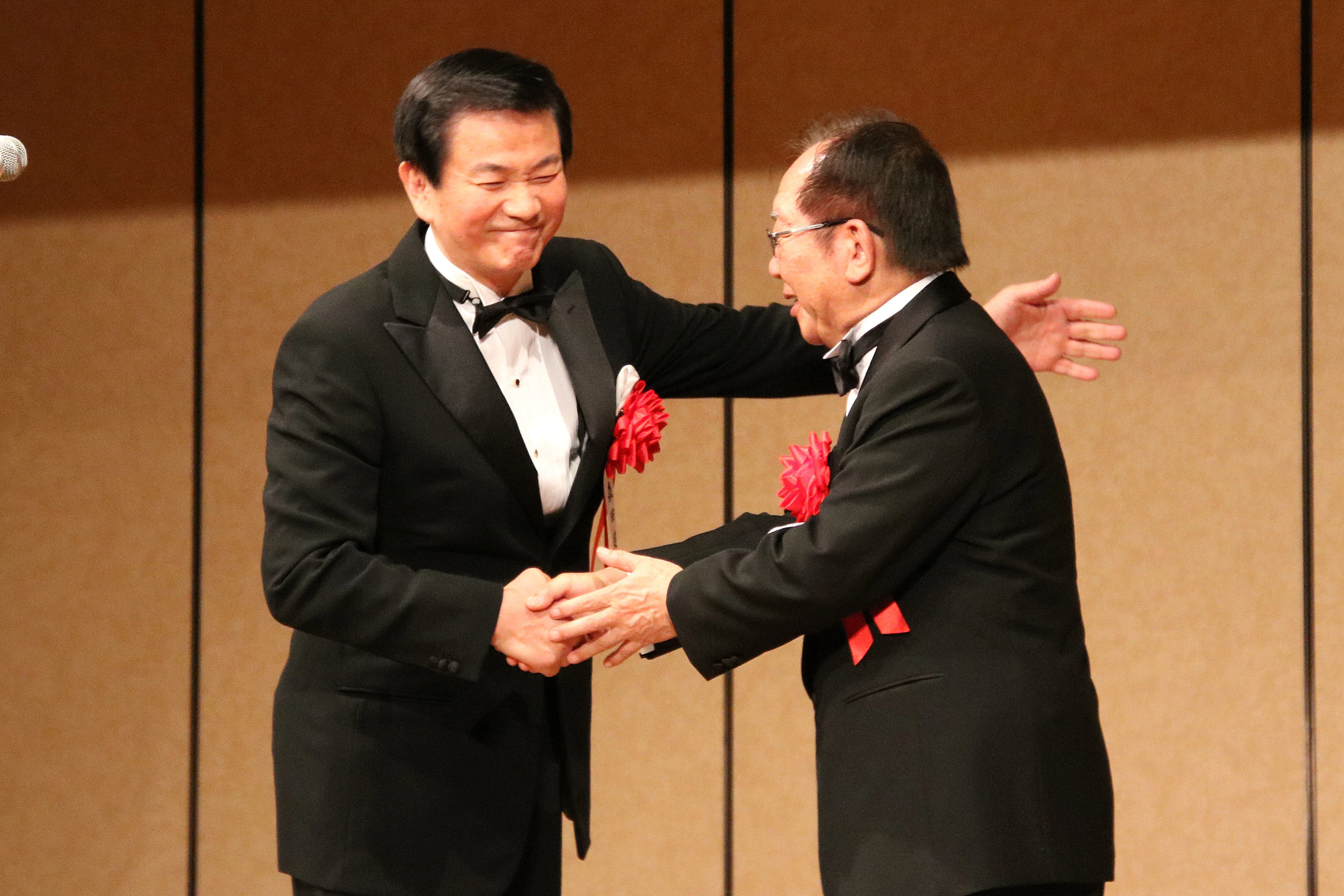 相澤正久社長と握手を交わす森田健作