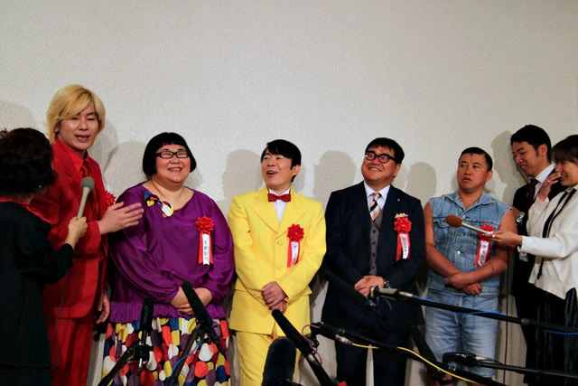 囲み取材に応じた（左から）メイプル超合金のカズレーサー、安藤なつ、ダンディ坂野、カンニング竹山、スギちゃん