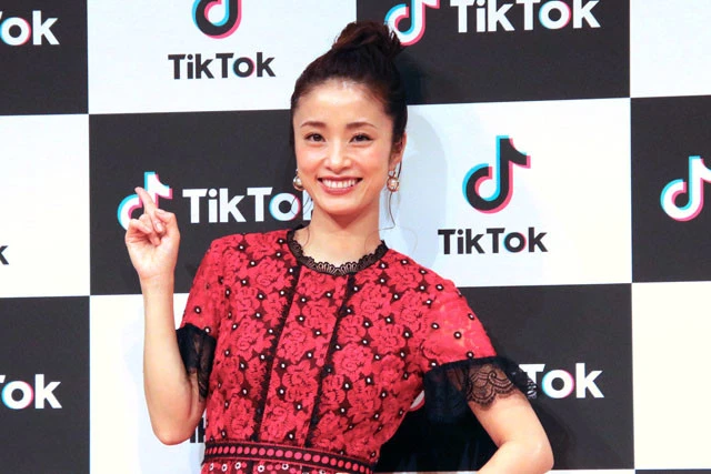 上戸彩が『ＴｉｋＴｏｋ』ＣＭ共演の小芝風花を絶賛「ベッドの上で踊っているシーンがめちゃかわいい」