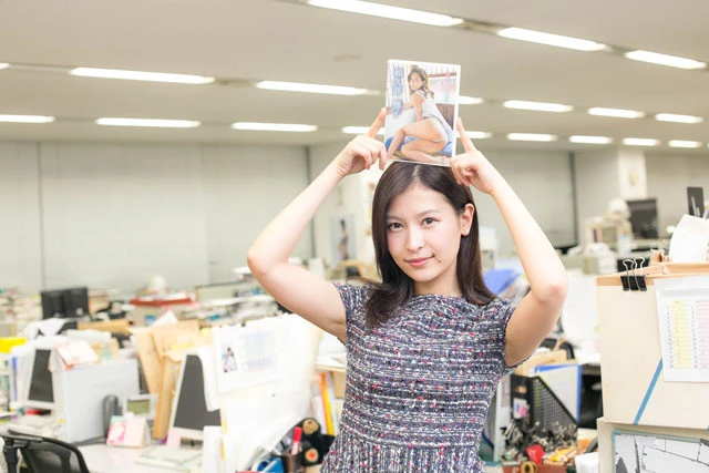 編集部を訪れた和久井