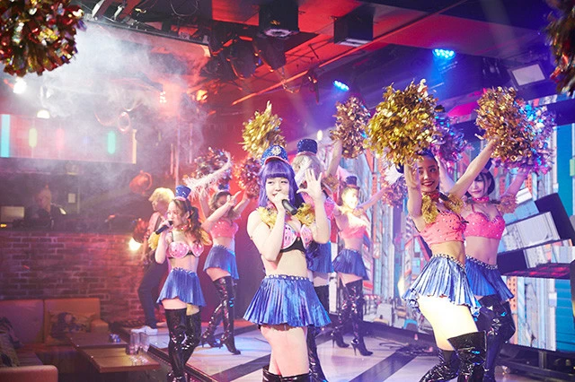 ショー中は美女ダンサーたちが様々な衣装に着替えてステージで踊る