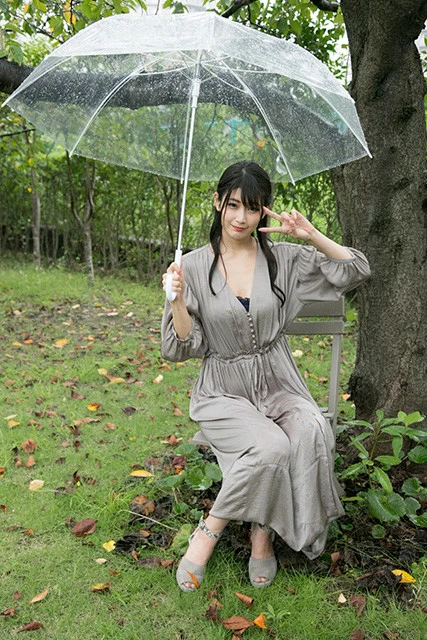 人気レースクイーン・沢すみれがセカンドデジタル写真集発売で新聞社を体当たり訪問！「初めてなんです。ドキドキします...」