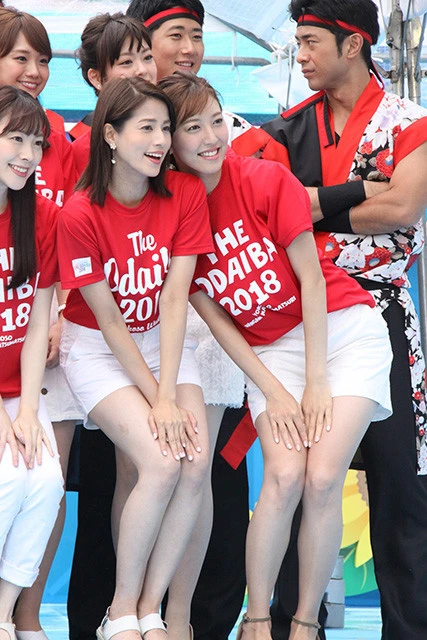 写真は「ようこそ！！　ワンガン夏祭り　ＴＨＥ　ＯＤＡＩＢＡ２０１８」のオープニングイベントに登場した、永島優美アナ（左）と小澤陽子アナ（右）。ショートパンツ姿で登場して、集まったマスコミを沸かせていた